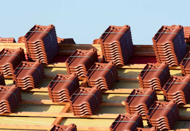 Pose de tuiles pour une rénovation de toit à Toulouse