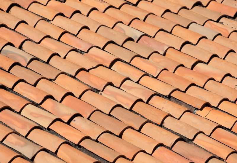 Pose de tuiles sur un toit à Toulouse
