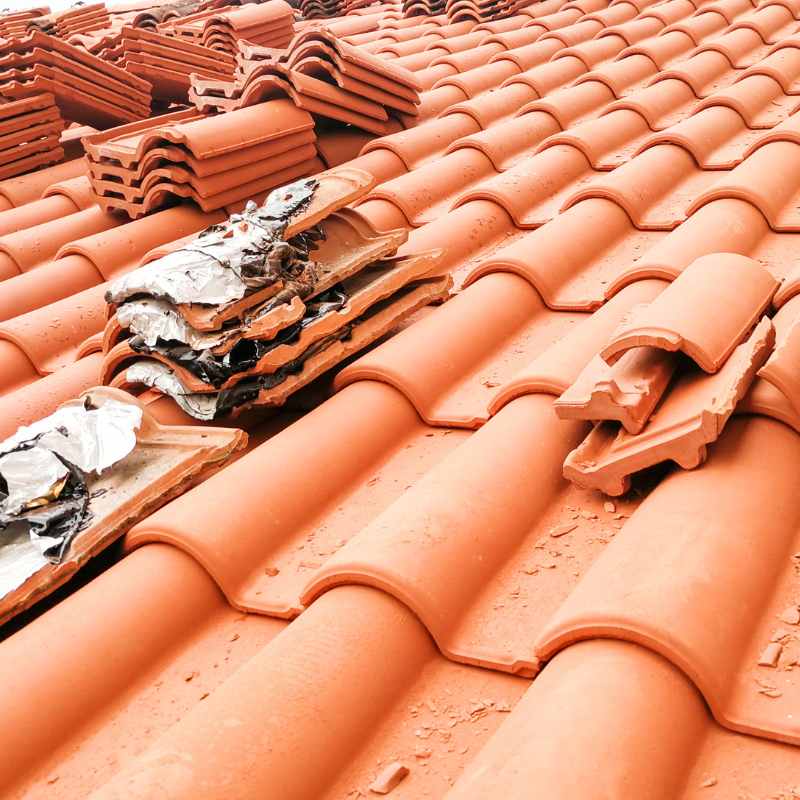 Tuiles sur un toit à Toulouse posées par nos artisans couvreurs